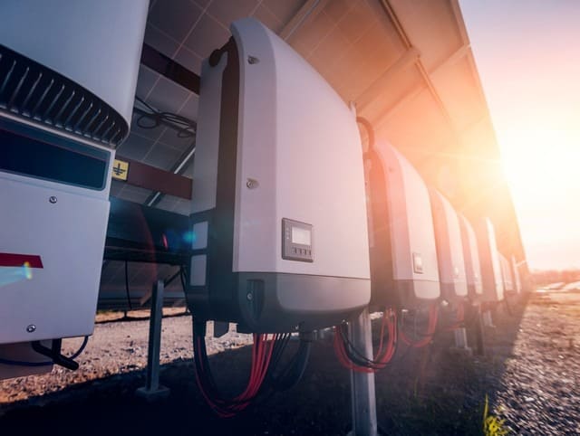 Sự Khác Nhau Giữa Inverter Điện Mặt Trời và Inverter Lưu Trữ Năng Lượng 1 su khac nhau bien tan 3